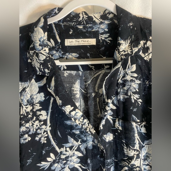 “We The Free “ Blue Floral Top Small relaxed fit - Picture 7 of 9